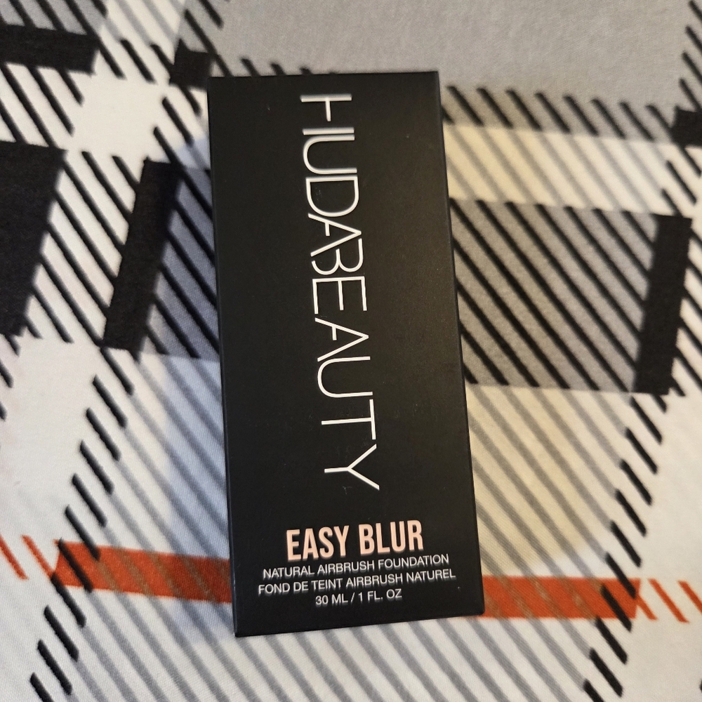 HUDA BEAUTY Easy Blur Foundation (TOFFEE)